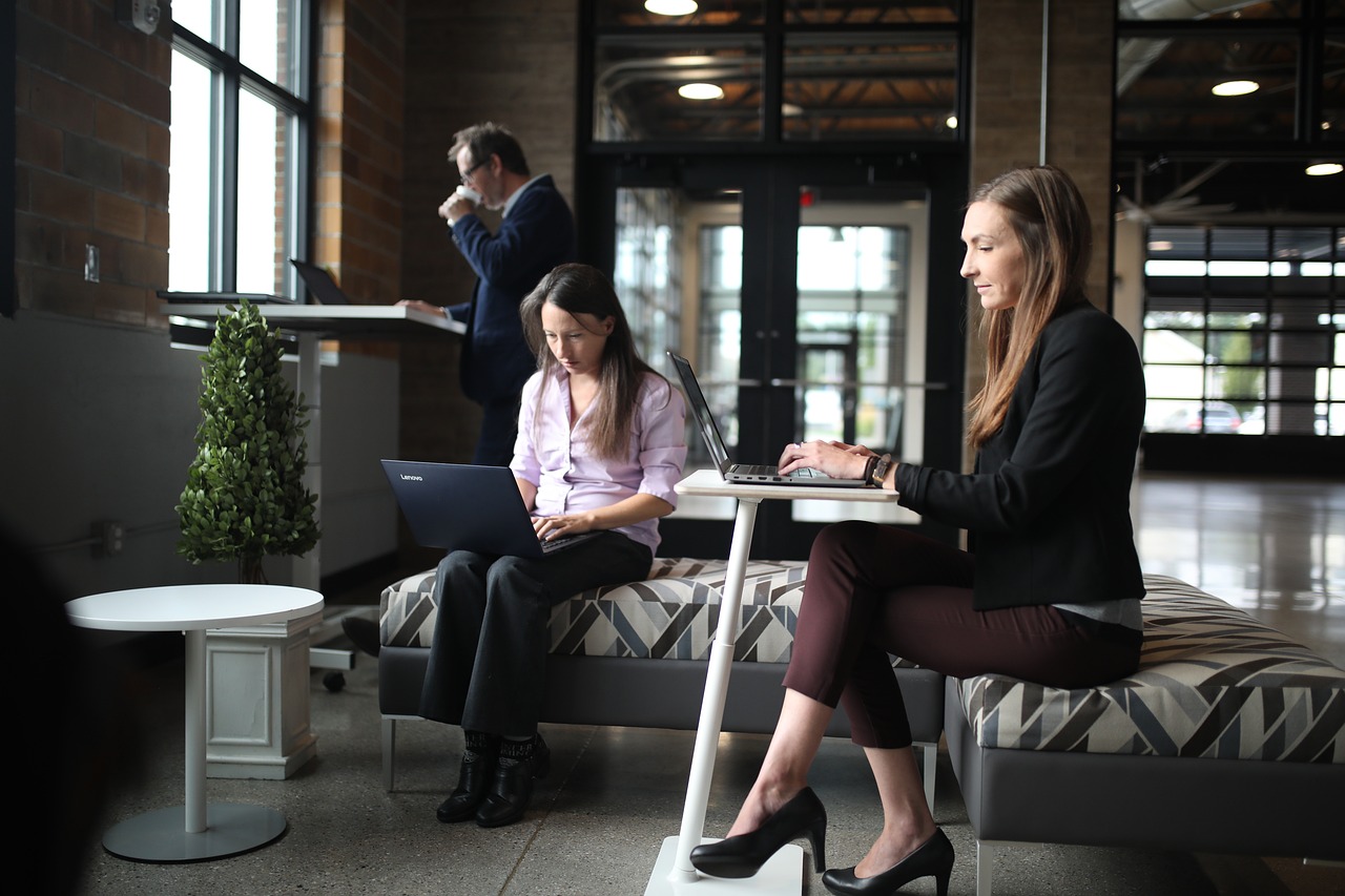 découvrez des stratégies efficaces pour prévenir le harcèlement au travail. apprenez à créer un environnement de travail sain et respectueux, en adoptant des pratiques de sensibilisation et de soutien pour protéger vos employés.